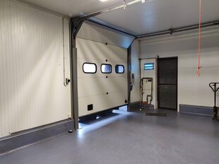 Op deze schitterende locatie te Antwerpen Ekeren, vlakbij het op- en afrittencomplex van de A12, bieden wij dit bedrijfsgebouw te huur aan. Het eigendom is gelegen in agrarische zone met een vergunning voor passieve opslag.
Het pand omvat ca. 1 856 m²
