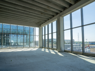 Binnen dit nieuwbouwproject bieden wij een kantoorruimte van ca. 585 m&sup2; aan, optioneel met een bijhorende magazijnruimte van ca. 1.680 m&sup2;. De kantoorruimte is opsplitsbaar en is gelegen boven het magazijn.

De kantoorruimte is energiezuinig ontworpen en