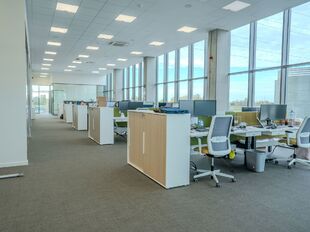 Binnen dit nieuwbouwproject bieden wij een kantoorruimte van ca. 585 m&sup2; aan, optioneel met een bijhorende magazijnruimte van ca. 1.680 m&sup2;. De kantoorruimte is opsplitsbaar en is gelegen boven het magazijn.

De kantoorruimte is energiezuinig ontworpen en