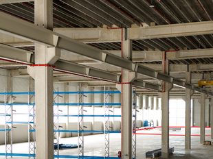 Binnen dit nieuwbouwproject bieden wij een kantoorruimte van ca. 585 m&sup2; aan, optioneel met een bijhorende magazijnruimte van ca. 1.680 m&sup2;. De kantoorruimte is opsplitsbaar en is gelegen boven het magazijn.

De kantoorruimte is energiezuinig ontworpen en