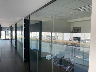 Het betreft een modern, representatief bedrijfsgebouw gelegen te Rumst, Steenweg op Waarloos 63 in de KMO-zone Laerevelden. Het eigendom is eenvoudig bereikbaar via afrit 8 (Rumst) van de E19 (Antwerpen-Brussel). Het eigendom bevat een moderne b2b-showroo