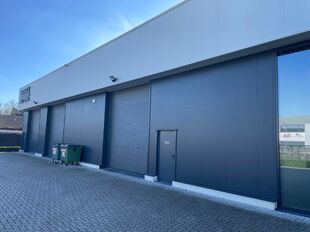 Het betreft een modern, representatief bedrijfsgebouw gelegen te Rumst, Steenweg op Waarloos 63 in de KMO-zone Laerevelden. Het eigendom is eenvoudig bereikbaar via afrit 8 (Rumst) van de E19 (Antwerpen-Brussel). Het eigendom bevat een moderne b2b-showroo