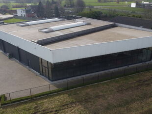 Het betreft een modern, representatief bedrijfsgebouw gelegen te Rumst, Steenweg op Waarloos 63 in de KMO-zone Laerevelden. Het eigendom is eenvoudig bereikbaar via afrit 8 (Rumst) van de E19 (Antwerpen-Brussel). Het eigendom bevat een moderne b2b-showroo