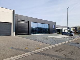 In KMO-zone 'Itterbeek' te Duffel bieden wij een hoogwaardig nieuwbouw bedrijfspand te koop aan.
Heden is het pand casco, zodoende het geheel op maat van de koper kan afgewerkt worden.
Vermelde verkoopprijs is casco - verdere afwerking/budget in onderling