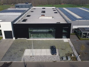 In KMO-zone 'Itterbeek' te Duffel bieden wij een hoogwaardig nieuwbouw bedrijfspand te koop aan.
Heden is het pand casco, zodoende het geheel op maat van de koper kan afgewerkt worden.
Vermelde verkoopprijs is casco - verdere afwerking/budget in onderling