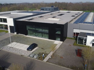 In KMO-zone 'Itterbeek' te Duffel bieden wij een hoogwaardig nieuwbouw bedrijfspand te koop aan.
Heden is het pand casco, zodoende het geheel op maat van de koper kan afgewerkt worden.
Vermelde verkoopprijs is casco - verdere afwerking/budget in onderling