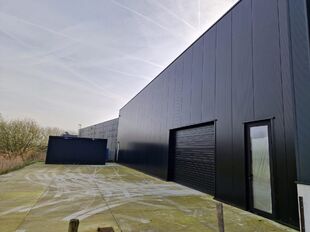 In KMO-zone 'Itterbeek' te Duffel bieden wij een hoogwaardig nieuwbouw bedrijfspand te koop aan.
Heden is het pand casco, zodoende het geheel op maat van de koper kan afgewerkt worden.
Vermelde verkoopprijs is casco - verdere afwerking/budget in onderling