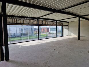 In KMO-zone 'Itterbeek' te Duffel bieden wij een hoogwaardig nieuwbouw bedrijfspand te koop aan.
Heden is het pand casco, zodoende het geheel op maat van de koper kan afgewerkt worden.
Vermelde verkoopprijs is casco - verdere afwerking/budget in onderling