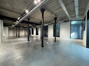 Deze showroom-/kantoorruimte bevindt zich op het gelijkvloers van het karaktervolle project Valkeniers Natie, een voormalig gebouw van de Katoen Natie dat volledig werd gerenoveerd met behoud van zijn authentieke en industri&euml;le uitstraling.

De unit heef