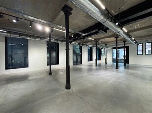 Deze showroom-/kantoorruimte bevindt zich op het gelijkvloers van het karaktervolle project Valkeniers Natie, een voormalig gebouw van de Katoen Natie dat volledig werd gerenoveerd met behoud van zijn authentieke en industri&euml;le uitstraling.

De unit heef