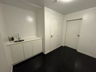 Deze showroom-/kantoorruimte bevindt zich op het gelijkvloers van het karaktervolle project Valkeniers Natie, een voormalig gebouw van de Katoen Natie dat volledig werd gerenoveerd met behoud van zijn authentieke en industri&euml;le uitstraling.

De unit heef