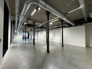 Deze showroom-/kantoorruimte bevindt zich op het gelijkvloers van het karaktervolle project Valkeniers Natie, een voormalig gebouw van de Katoen Natie dat volledig werd gerenoveerd met behoud van zijn authentieke en industri&euml;le uitstraling.

De unit heef