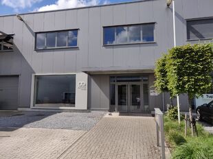 Deze hoogwaardige gelijkvloerse showroom van 284 m&sup2; combineert uitstraling met een functionele indeling en is geschikt als showroom, kantoorruimte of opleidingslocatie (diverse sectoren). B2C-activiteiten zijn niet toegestaan.

De ruimte is afgewerkt met