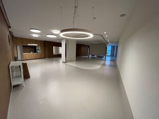 Deze hoogwaardige gelijkvloerse showroom van 284 m&sup2; combineert uitstraling met een functionele indeling en is geschikt als showroom, kantoorruimte of opleidingslocatie (diverse sectoren). B2C-activiteiten zijn niet toegestaan.

De ruimte is afgewerkt met