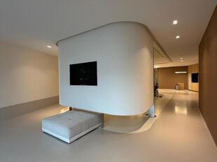 Deze hoogwaardige gelijkvloerse showroom van 284 m&sup2; combineert uitstraling met een functionele indeling en is geschikt als showroom, kantoorruimte of opleidingslocatie (diverse sectoren). B2C-activiteiten zijn niet toegestaan.

De ruimte is afgewerkt met