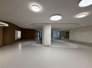 Deze hoogwaardige gelijkvloerse showroom van 284 m&sup2; combineert uitstraling met een functionele indeling en is geschikt als showroom, kantoorruimte of opleidingslocatie (diverse sectoren). B2C-activiteiten zijn niet toegestaan.

De ruimte is afgewerkt met