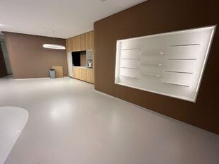 Deze hoogwaardige gelijkvloerse showroom van 284 m&sup2; combineert uitstraling met een functionele indeling en is geschikt als showroom, kantoorruimte of opleidingslocatie (diverse sectoren). B2C-activiteiten zijn niet toegestaan.

De ruimte is afgewerkt met