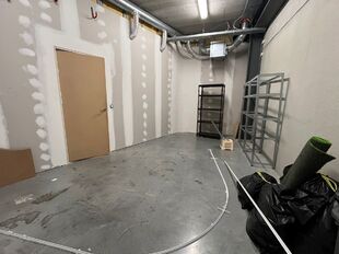 Deze hoogwaardige gelijkvloerse showroom van 284 m&sup2; combineert uitstraling met een functionele indeling en is geschikt als showroom, kantoorruimte of opleidingslocatie (diverse sectoren). B2C-activiteiten zijn niet toegestaan.

De ruimte is afgewerkt met