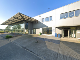 Deze hoogwaardige gelijkvloerse showroom van 284 m&sup2; combineert uitstraling met een functionele indeling en is geschikt als showroom, kantoorruimte of opleidingslocatie (diverse sectoren). B2C-activiteiten zijn niet toegestaan.

De ruimte is afgewerkt met