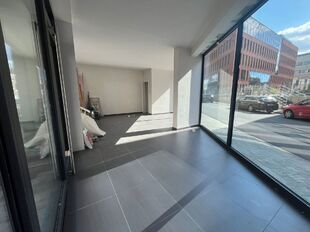 Op de gelijkvloerse verdieping van Leopoldstraat 74 te Mechelen bevindt zich deze commerci&euml;le ruimte met een totale oppervlakte van ca. 103 m&sup2;. Dankzij de ligging op de hoek van het pand geniet deze ruimte van een uitstekende zichtbaarheid, wat het bijz