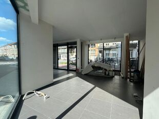 Op de gelijkvloerse verdieping van Leopoldstraat 74 te Mechelen bevindt zich deze commerci&euml;le ruimte met een totale oppervlakte van ca. 103 m&sup2;. Dankzij de ligging op de hoek van het pand geniet deze ruimte van een uitstekende zichtbaarheid, wat het bijz