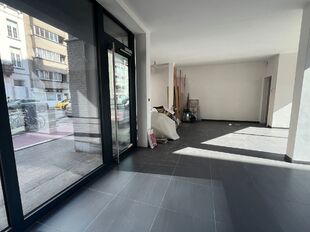 Op de gelijkvloerse verdieping van Leopoldstraat 74 te Mechelen bevindt zich deze commerci&euml;le ruimte met een totale oppervlakte van ca. 103 m&sup2;. Dankzij de ligging op de hoek van het pand geniet deze ruimte van een uitstekende zichtbaarheid, wat het bijz