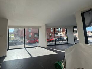 Op de gelijkvloerse verdieping van Leopoldstraat 74 te Mechelen bevindt zich deze commerci&euml;le ruimte met een totale oppervlakte van ca. 103 m&sup2;. Dankzij de ligging op de hoek van het pand geniet deze ruimte van een uitstekende zichtbaarheid, wat het bijz