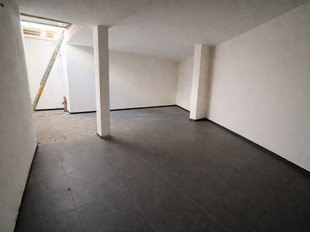 Op de gelijkvloerse verdieping van Leopoldstraat 74 te Mechelen bevindt zich deze commerci&euml;le ruimte met een totale oppervlakte van ca. 103 m&sup2;. Dankzij de ligging op de hoek van het pand geniet deze ruimte van een uitstekende zichtbaarheid, wat het bijz