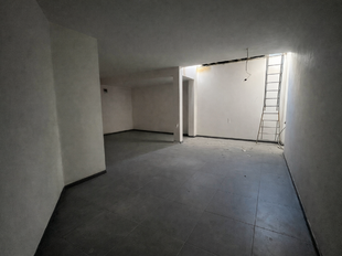 Op de gelijkvloerse verdieping van Leopoldstraat 74 te Mechelen bevindt zich deze commerci&euml;le ruimte met een totale oppervlakte van ca. 103 m&sup2;. Dankzij de ligging op de hoek van het pand geniet deze ruimte van een uitstekende zichtbaarheid, wat het bijz