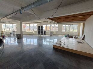 Gelegen in de Van Heetveldelei, bieden wij onderstaand gebouw voor gemengd gebruik te huur aan. Het pand is strategisch gelegen nabij op- en afritten van de Ring rond Antwerpen, wat ontsluiting biedt richting Brussel, de Kempen en Nederland. Openbaar verv