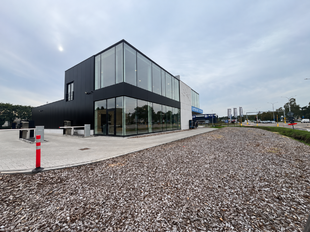 Het betreft een commerciële ruimte op een uitstekende zichtlocatie in Herentals, met een totale oppervlakte van ca. 851 m², verdeeld over ca. 693 m² op het gelijkvloers en ca. 158 m² op de eerste verdieping.
Het gelijkvloers leent zich uitstekend voo