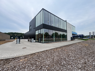 Het betreft een commerciële ruimte op een uitstekende zichtlocatie in Herentals, met een totale oppervlakte van ca. 851 m², verdeeld over ca. 693 m² op het gelijkvloers en ca. 158 m² op de eerste verdieping.
Het gelijkvloers leent zich uitstekend voo