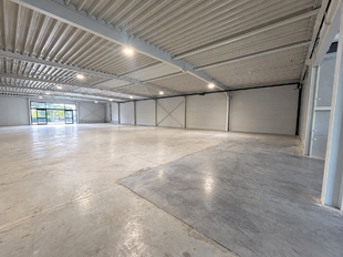 Het betreft een commerciële ruimte op een uitstekende zichtlocatie in Herentals, met een totale oppervlakte van ca. 851 m², verdeeld over ca. 693 m² op het gelijkvloers en ca. 158 m² op de eerste verdieping.
Het gelijkvloers leent zich uitstekend voo