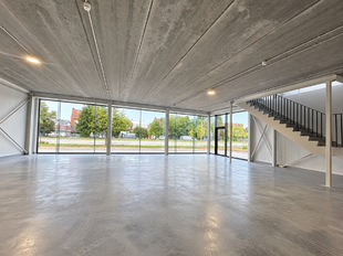 Het betreft een commerciële ruimte op een uitstekende zichtlocatie in Herentals, met een totale oppervlakte van ca. 851 m², verdeeld over ca. 693 m² op het gelijkvloers en ca. 158 m² op de eerste verdieping.
Het gelijkvloers leent zich uitstekend voo