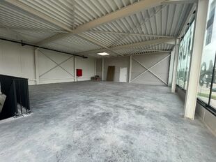 Het betreft een commerciële ruimte op een uitstekende zichtlocatie in Herentals, met een totale oppervlakte van ca. 851 m², verdeeld over ca. 693 m² op het gelijkvloers en ca. 158 m² op de eerste verdieping.
Het gelijkvloers leent zich uitstekend voo