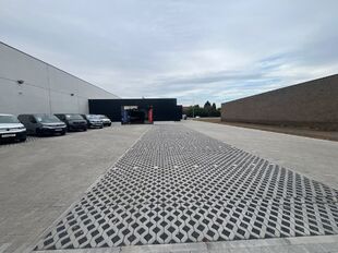 Het betreft een commerciële ruimte op een uitstekende zichtlocatie in Herentals, met een totale oppervlakte van ca. 851 m², verdeeld over ca. 693 m² op het gelijkvloers en ca. 158 m² op de eerste verdieping.
Het gelijkvloers leent zich uitstekend voo