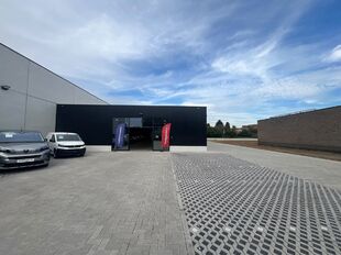 Het betreft een commerciële ruimte op een uitstekende zichtlocatie in Herentals, met een totale oppervlakte van ca. 851 m², verdeeld over ca. 693 m² op het gelijkvloers en ca. 158 m² op de eerste verdieping.
Het gelijkvloers leent zich uitstekend voo