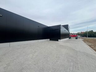 Het betreft een commerciële ruimte op een uitstekende zichtlocatie in Herentals, met een totale oppervlakte van ca. 851 m², verdeeld over ca. 693 m² op het gelijkvloers en ca. 158 m² op de eerste verdieping.
Het gelijkvloers leent zich uitstekend voo