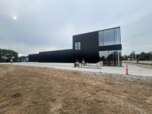 Het betreft een commerciële ruimte op een uitstekende zichtlocatie in Herentals, met een totale oppervlakte van ca. 851 m², verdeeld over ca. 693 m² op het gelijkvloers en ca. 158 m² op de eerste verdieping.
Het gelijkvloers leent zich uitstekend voo