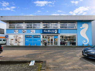 Deze kwaliteitsvolle en instapklare showroom met bijhorend magazijn en kantoorruimte is centraal gelegen in de commerci&euml;le hotspot van Wijnegem Trade Towers II.

Opdeling van de commerci&euml;le site:
- Showroom: ca. 500 m&sup2;
- Magazijn/opslagruimte: ca. 475 