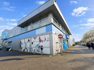 Deze kwaliteitsvolle en instapklare showroom met bijhorend magazijn en kantoorruimte is centraal gelegen in de commerci&euml;le hotspot van Wijnegem Trade Towers II.

Opdeling van de commerci&euml;le site:
- Showroom: ca. 500 m&sup2;
- Magazijn/opslagruimte: ca. 475 