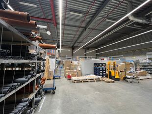 Deze kwaliteitsvolle en instapklare showroom met bijhorend magazijn en kantoorruimte is centraal gelegen in de commerci&euml;le hotspot van Wijnegem Trade Towers II.

Opdeling van de commerci&euml;le site:
- Showroom: ca. 500 m&sup2;
- Magazijn/opslagruimte: ca. 475 