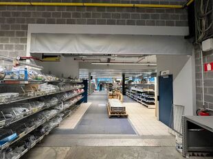 Deze kwaliteitsvolle en instapklare showroom met bijhorend magazijn en kantoorruimte is centraal gelegen in de commerci&euml;le hotspot van Wijnegem Trade Towers II.

Opdeling van de commerci&euml;le site:
- Showroom: ca. 500 m&sup2;
- Magazijn/opslagruimte: ca. 475 