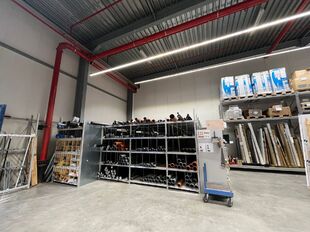 Deze kwaliteitsvolle en instapklare showroom met bijhorend magazijn en kantoorruimte is centraal gelegen in de commerci&euml;le hotspot van Wijnegem Trade Towers II.

Opdeling van de commerci&euml;le site:
- Showroom: ca. 500 m&sup2;
- Magazijn/opslagruimte: ca. 475 