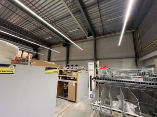 Deze kwaliteitsvolle en instapklare showroom met bijhorend magazijn en kantoorruimte is centraal gelegen in de commerci&euml;le hotspot van Wijnegem Trade Towers II.

Opdeling van de commerci&euml;le site:
- Showroom: ca. 500 m&sup2;
- Magazijn/opslagruimte: ca. 475 