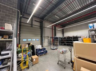 Deze kwaliteitsvolle en instapklare showroom met bijhorend magazijn en kantoorruimte is centraal gelegen in de commerci&euml;le hotspot van Wijnegem Trade Towers II.

Opdeling van de commerci&euml;le site:
- Showroom: ca. 500 m&sup2;
- Magazijn/opslagruimte: ca. 475 