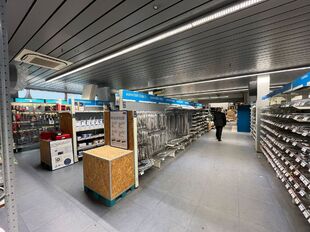 Deze kwaliteitsvolle en instapklare showroom met bijhorend magazijn en kantoorruimte is centraal gelegen in de commerci&euml;le hotspot van Wijnegem Trade Towers II.

Opdeling van de commerci&euml;le site:
- Showroom: ca. 500 m&sup2;
- Magazijn/opslagruimte: ca. 475 