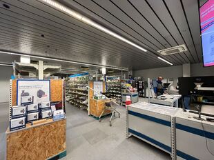 Deze kwaliteitsvolle en instapklare showroom met bijhorend magazijn en kantoorruimte is centraal gelegen in de commerci&euml;le hotspot van Wijnegem Trade Towers II.

Opdeling van de commerci&euml;le site:
- Showroom: ca. 500 m&sup2;
- Magazijn/opslagruimte: ca. 475 