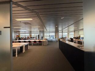 Deze kwaliteitsvolle en instapklare showroom met bijhorend magazijn en kantoorruimte is centraal gelegen in de commerci&euml;le hotspot van Wijnegem Trade Towers II.

Opdeling van de commerci&euml;le site:
- Showroom: ca. 500 m&sup2;
- Magazijn/opslagruimte: ca. 475 