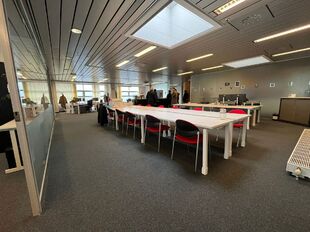 Deze kwaliteitsvolle en instapklare showroom met bijhorend magazijn en kantoorruimte is centraal gelegen in de commerci&euml;le hotspot van Wijnegem Trade Towers II.

Opdeling van de commerci&euml;le site:
- Showroom: ca. 500 m&sup2;
- Magazijn/opslagruimte: ca. 475 